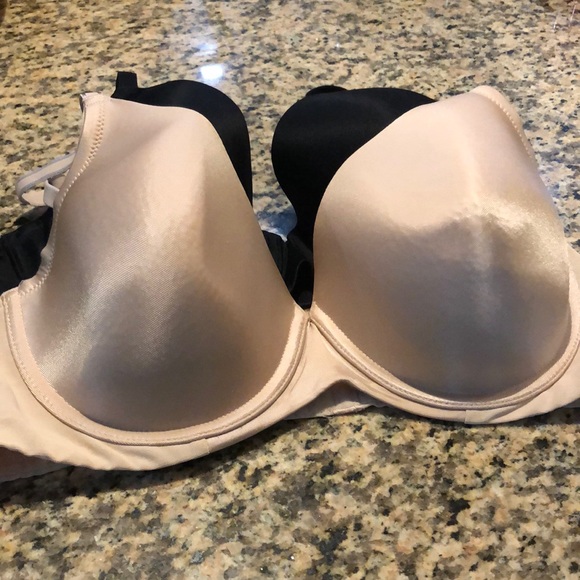 Molding Natori bra. One black and one nude - Picture 2 of 5